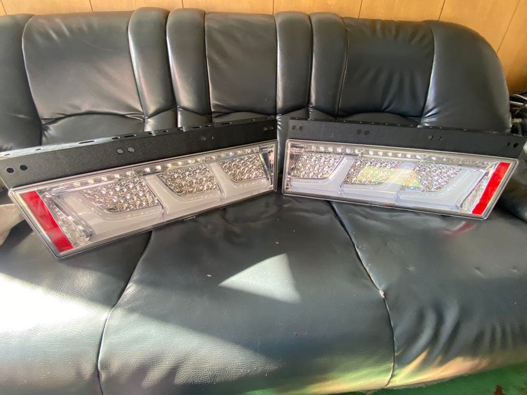 小糸　LED テールランプ　KOITO 3連タイプ　ノーマルターン　左右　②