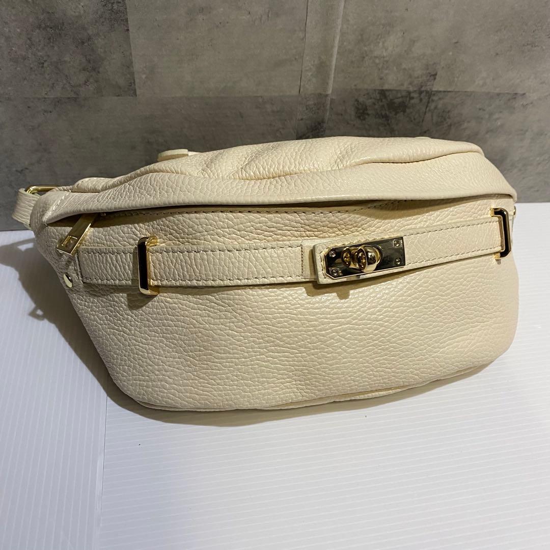 【極美品】AULENTTI　金具付きレザーボディバッグ　ベージュ