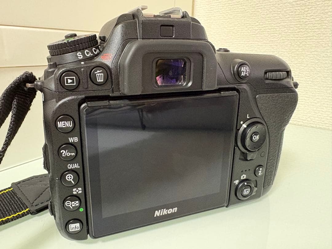 Nikon D7500 ボディ + 18-200mm VR レンズ フルセット