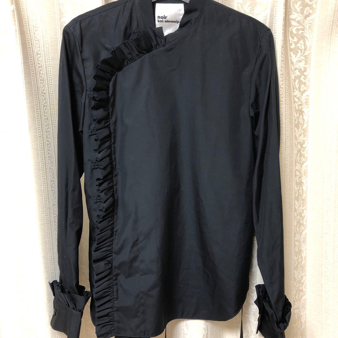 【noir kei ninomiya】 フリル付きチャイナボタン_ブラウス _黒