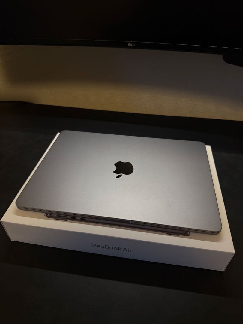 【極美品】- Apple MacBook Air M2 スペースグレー