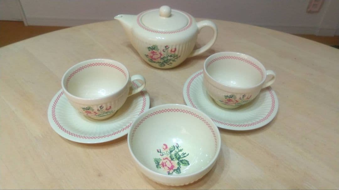 イマン★エミリー★レッド ティーポット★カフェボール★カップ＆ソーサー 陶器製