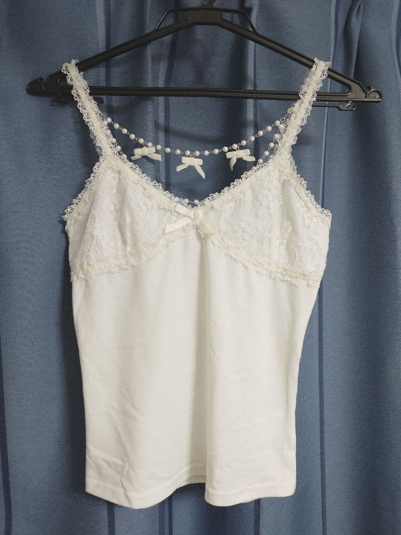 L リズリサ リボンチャーム付き キャミソール 白 +チャームもう一つ付き