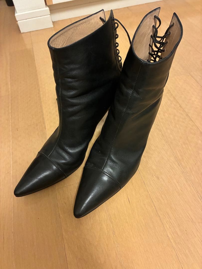マノロブラニク　レースアップ ブラック ポインテッドトゥブーツ