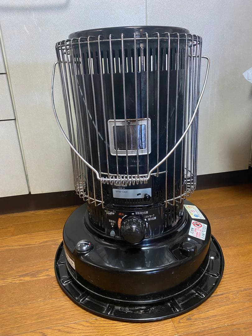 黒い石油ストーブ ハンドル付き