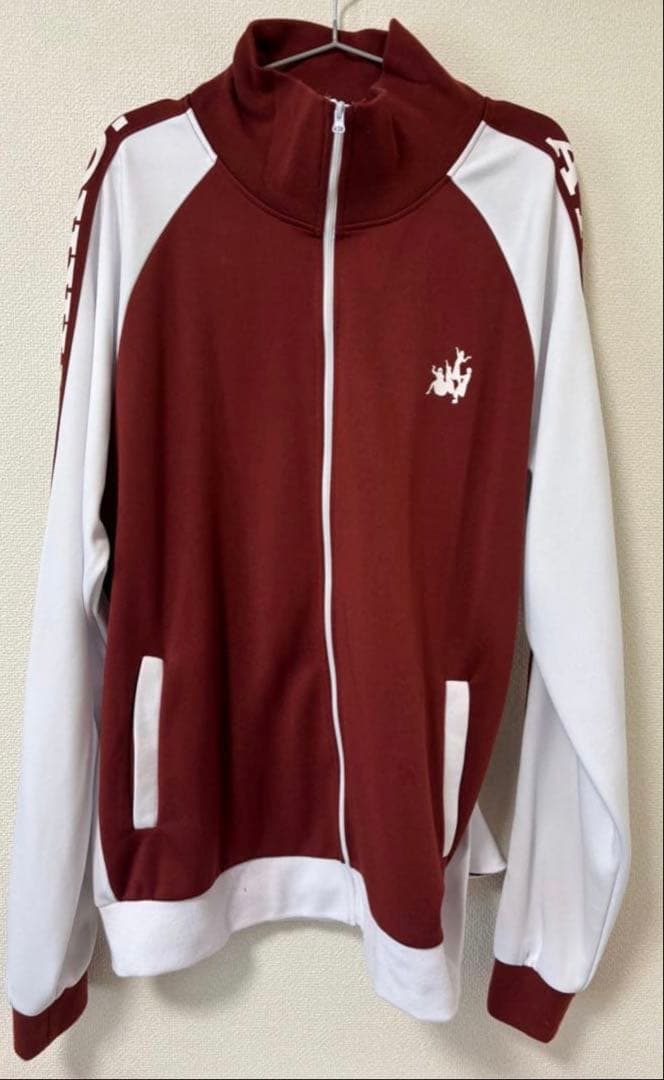 新しい学校のリーダーズの公式グッズのジャージ。