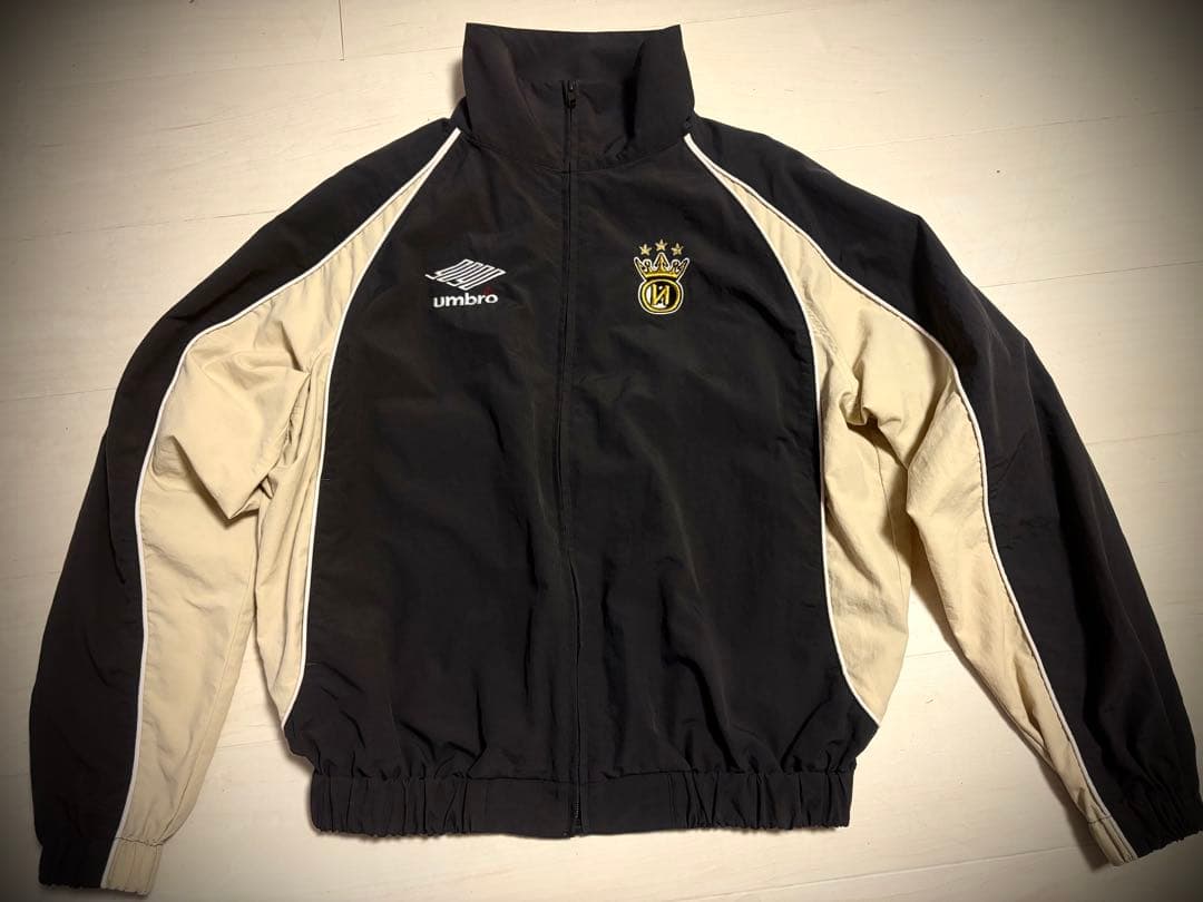 《希少！》9090 ✖️umbro コラボナイロンジャケット 黒/ベージュ