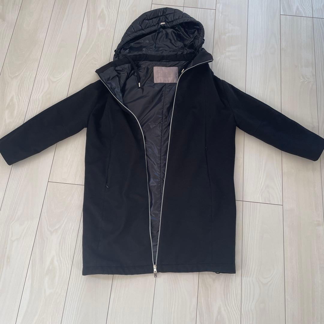 Herno ブラック ダウンジャケット フード付き